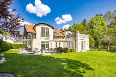 Exclusive architect-designed house with dream garden and granny unit