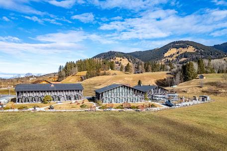 Architektur-Unikat: Ensemble aus Hotel, Restaurant und Eventhalle mit Genehmigung für 16 Premium-Chalets