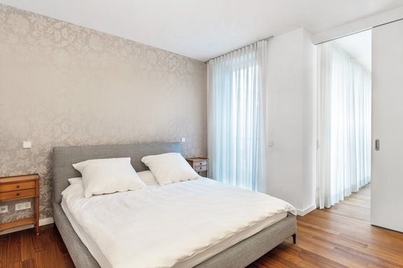 Bedroom with quiet interior orientationh