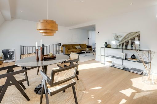 Watch video: Top location Lehel: Modernized top-floor maisonette apartment with west-facing loggia