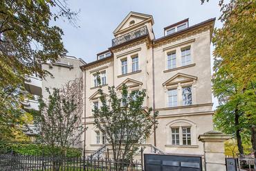 Exzellent sanierte 3-Zimmer-Dachgeschoss-Wohnung in prächtigem Stadtpalais von 1888