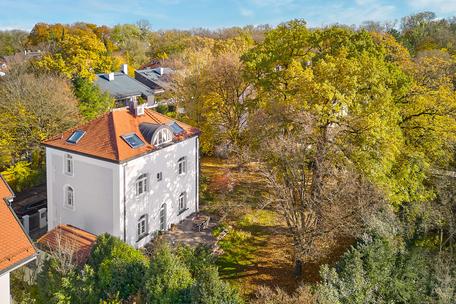 Excellently renovated family villa with park-like dream garden