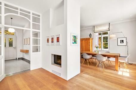 Excellently renovated family villa with park-like dream garden