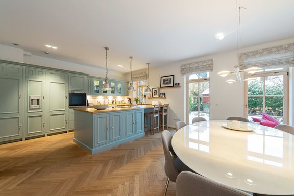 Spacious eat-in kitchen