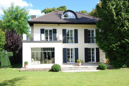 Excellent and exemplary renovated 30s villa with extremely tasteful furnishings