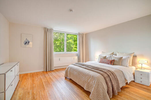 Bright bedroom (virtually furnished)