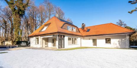 Family-friendly and versatile: spacious villa with plenty of privacy, garden, and pool