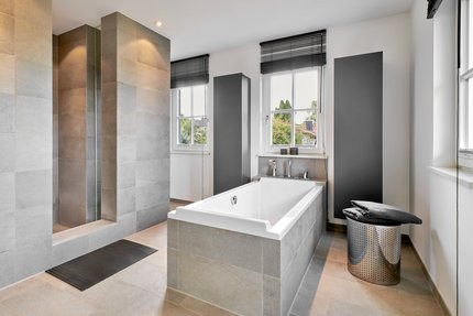 Light-flooded master bathroom with lots of comfort