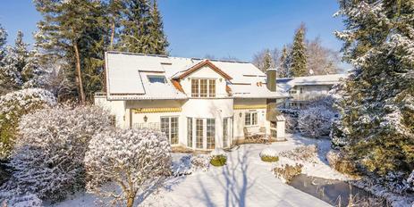 Stylish living: charming villa for families with a large, sunny south-facing garden