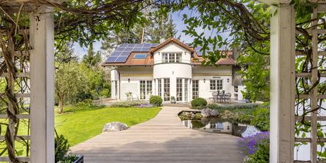 Family home in elegant villa style with charming, large south-facing garden and PV system