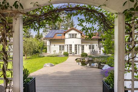 Family home in elegant villa style with charming, large south-facing garden and PV system