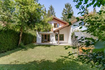 Family home with a garden oasis in an exquisite, quiet location