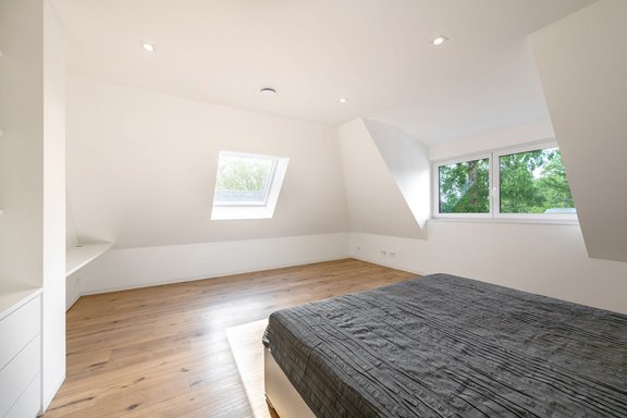Ruhiger Masterbereich im Dach
