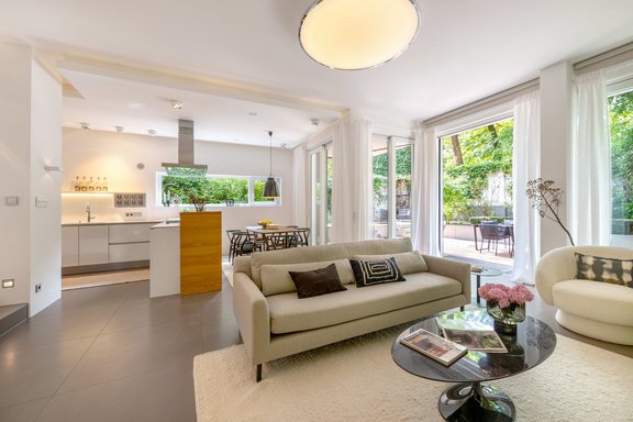 Offener Wohn-/Essbereich mit Kamin