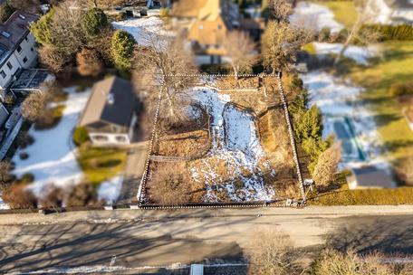 Family-friendly location: Attractive building plot with building permit