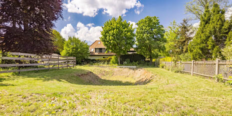 Family-friendly location: Attractive building plot with building permit