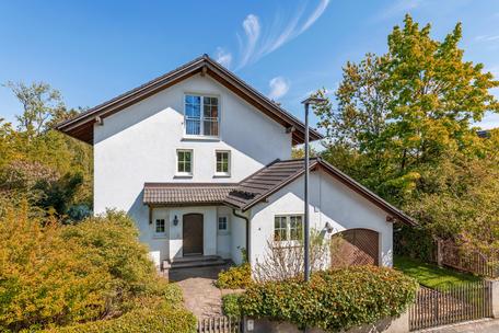 Family-friendly home with enchanting garden and further building rights on the plot