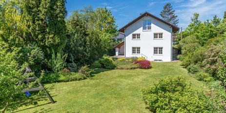 Family-friendly home with enchanting garden and further building rights on the plot