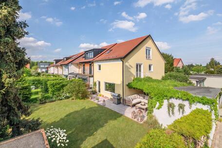 Family-friendly end-of-row house with a sunny garden ready for landscaping