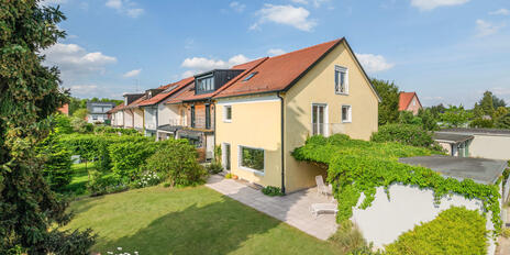 Family-friendly end-of-row house with a sunny garden ready for renovation