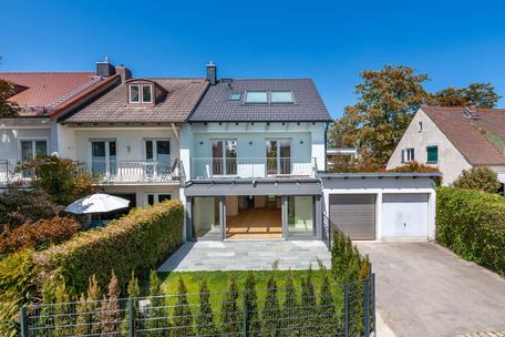 Family-friendly: Recently renovated corner terraced house with conservatory, terraces and south-facing garden
