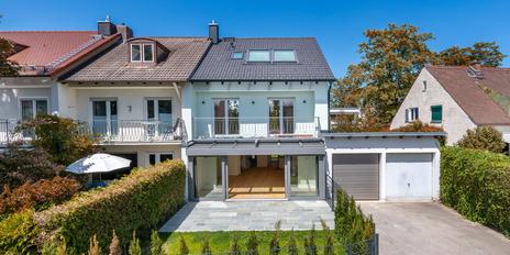 Family-friendly: Recently renovated corner terraced house with conservatory, terraces and south-facing garden