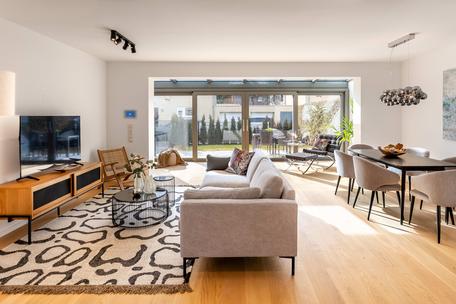 Family-friendly: Recently renovated corner terraced house with conservatory, terraces and south-facing garden