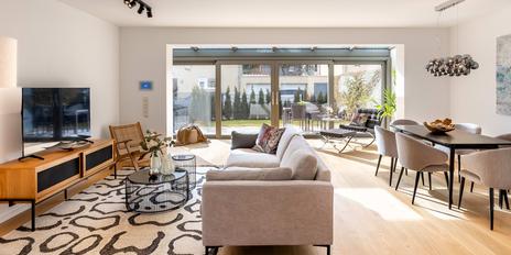 Family-friendly: Recently renovated corner terraced house with conservatory, terraces and south-facing garden