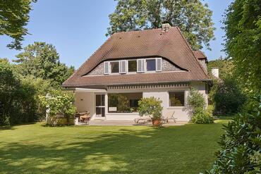 Family Happiness by the Lake: A Home with Style and Charm