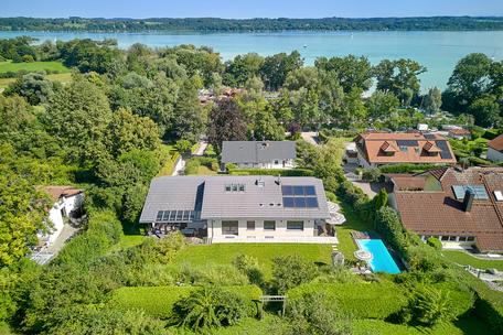 Family villa with pool, airy beach house flair, lake view, elevator and granny apartment near the lake