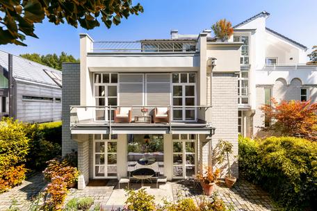 Design aesthetics and nature: elegant architect's house with enchanting garden right next to Herzogpark