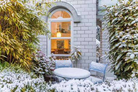 Design aesthetics and nature: elegant architect's house with enchanting garden right next to Herzogpark