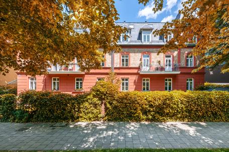Flexible usage options: 2 neighboring apartments over 218 m² in villa from 1890 on the Schlosskanal
