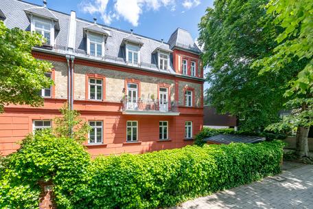 Flexible usage options: 2 neighboring apartments over 218 m² in villa from 1890 on the Schlosskanal