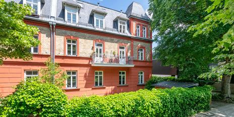 Flexible usage options: 2 neighboring apartments over 218 m² in villa from 1890 on the Schlosskanal