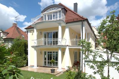 Detached villa with exclusive equipment, small swimming pool and beautiful south garden