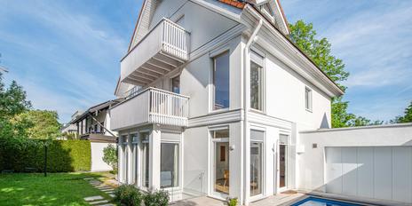 Detached family home with pool, fireplace and photovoltaics