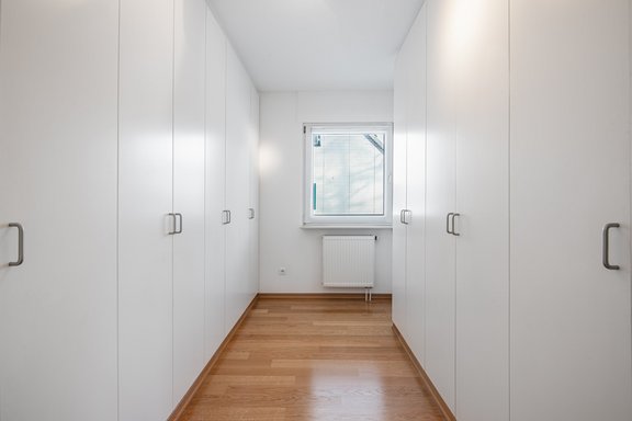 Dressing room with made-to-measure fixtures