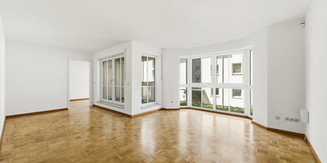 Well-maintained 3-bedroom apartment with a loggia, within walking distance of Nymphenburg Palace Park