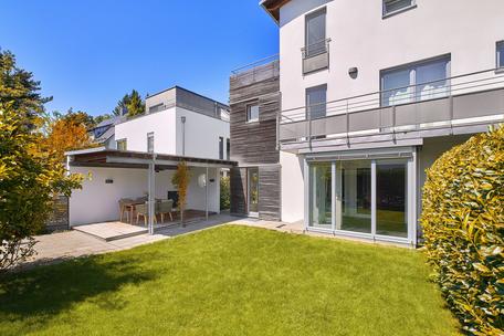 Well-maintained, ready-to-move-in half of the house with garden, roof terrace and single-family home character