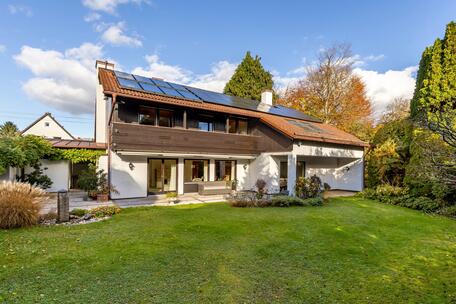 Well-maintained single-family home with a granny flat, solar panels, and solar thermal system in a prime location