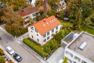 Well-maintained detached house with modern fittings and up to nine rooms