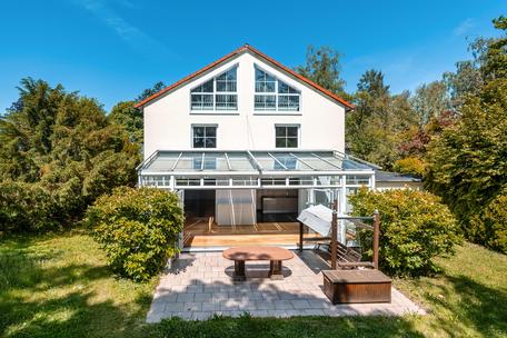 Well-maintained detached house with modern fittings and up to nine rooms