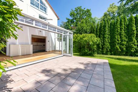 Well-maintained detached house with modern fittings and up to nine rooms