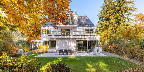 Geräumige Architekten-Villa von 2023 mit Lift, Tiefgarage und Spa-Bereich