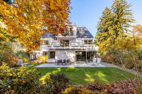 Spacious architect's villa from 2023 with elevator, underground parking and spa area