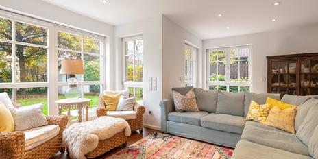 Spacious 5-bedroom townhouse with a hobby room in a residential neighborhood