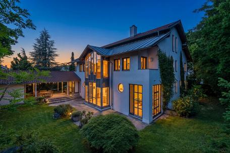 Spacious family home with granny apartment near the biotech campus and Haderner Forst forest