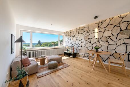 Tastefully renovated 2-room apartment with a panoramic view