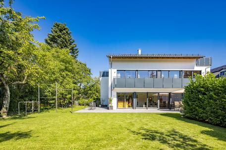 Gesund & nachhaltig wohnen: Familiendomizil von 2018 mit Wärmepumpe, PV und Apartment